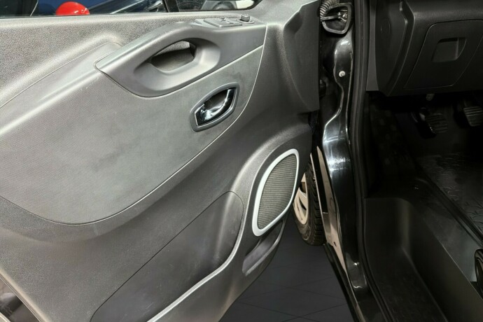 opel-vivaro-diesel-2017-big-16