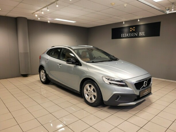volvo-v40-cross-country-bensin-2018-big-1