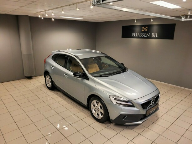 volvo-v40-cross-country-bensin-2018-big-2