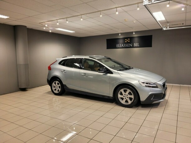 volvo-v40-cross-country-bensin-2018-big-3