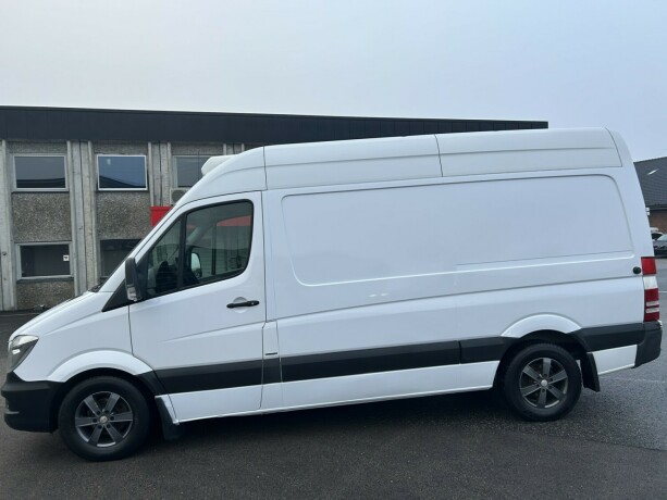 mercedes-benz-sprinter-diesel-2017-big-3
