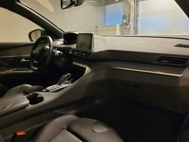 peugeot-5008-bensin-2018-big-15