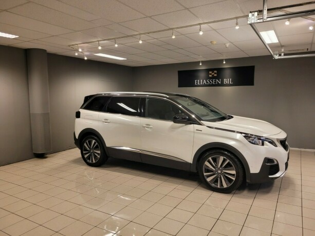 peugeot-5008-bensin-2018-big-3