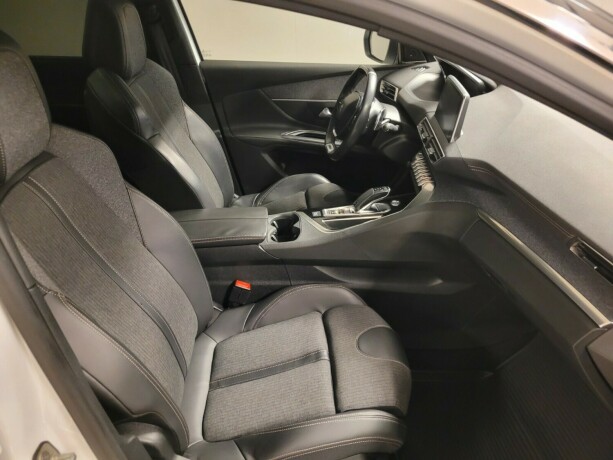 peugeot-5008-bensin-2018-big-17