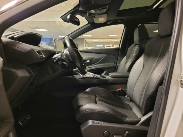 peugeot-5008-bensin-2018-big-25