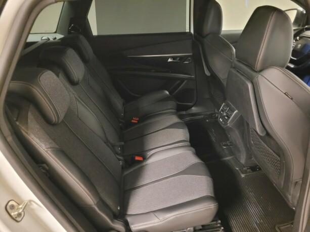 peugeot-5008-bensin-2018-big-20