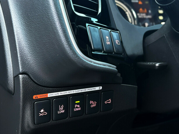 mitsubishi-outlander-plug-in-petrol-2017-big-15