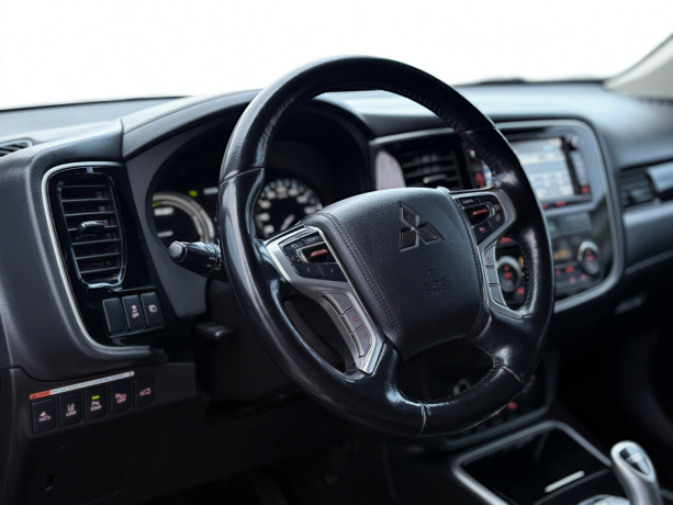 mitsubishi-outlander-plug-in-petrol-2017-big-16