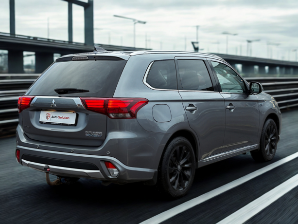 mitsubishi-outlander-plug-in-petrol-2017-big-1
