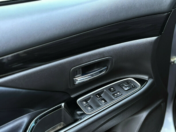 mitsubishi-outlander-plug-in-petrol-2017-big-18