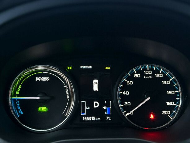 mitsubishi-outlander-plug-in-petrol-2017-big-14