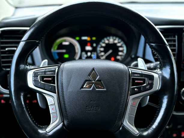 mitsubishi-outlander-plug-in-petrol-2017-big-13