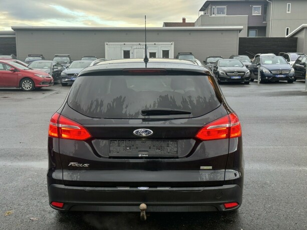 ford-focus-bensin-2016-big-4