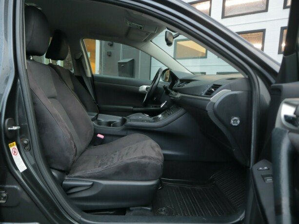 lexus-ct200h-bensin-2011-big-10