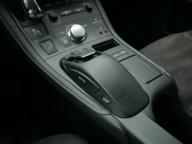 lexus-ct200h-bensin-2011-big-14