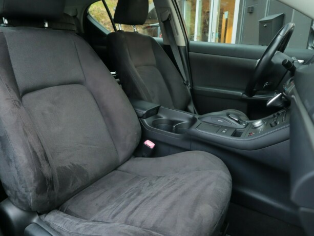 lexus-ct200h-bensin-2011-big-12