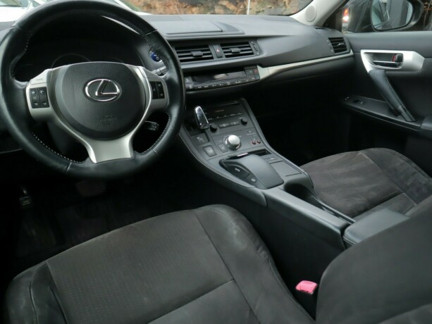 lexus-ct200h-bensin-2011-big-8
