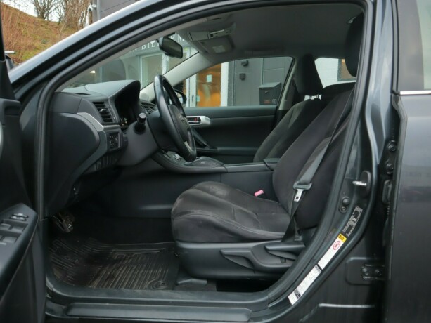 lexus-ct200h-bensin-2011-big-6