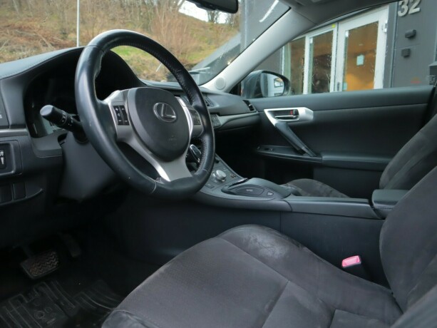 lexus-ct200h-bensin-2011-big-7