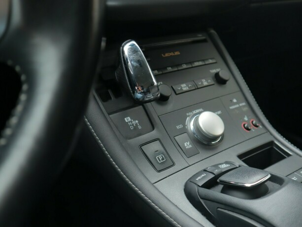 lexus-ct200h-bensin-2011-big-13