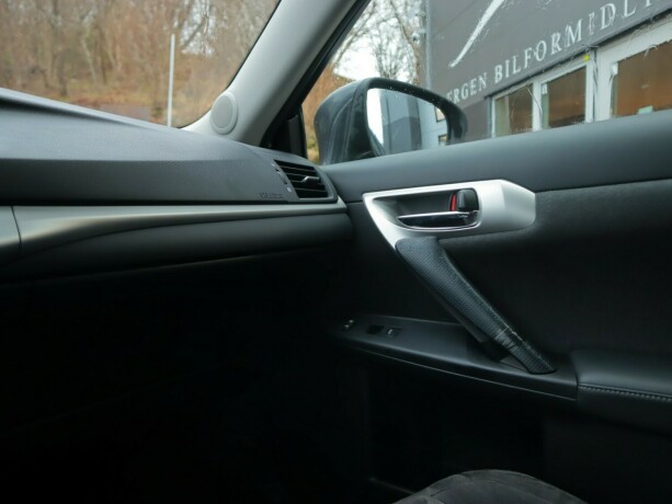 lexus-ct200h-bensin-2011-big-15