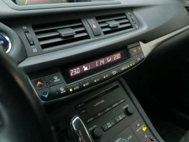 lexus-ct200h-bensin-2011-big-16