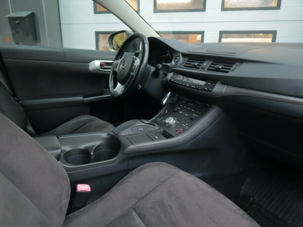 lexus-ct200h-bensin-2011-big-11