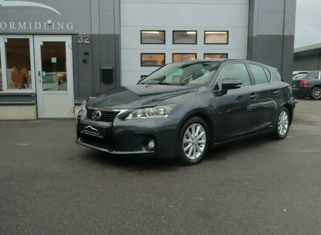 lexus-ct200h-bensin-2011-big-0