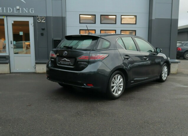 lexus-ct200h-bensin-2011-big-1