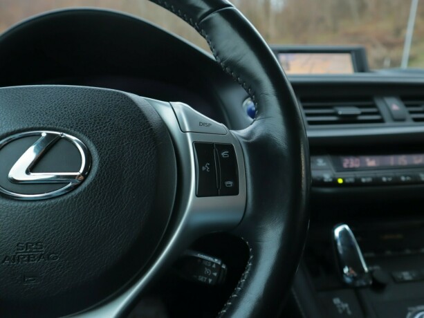 lexus-ct200h-bensin-2011-big-18