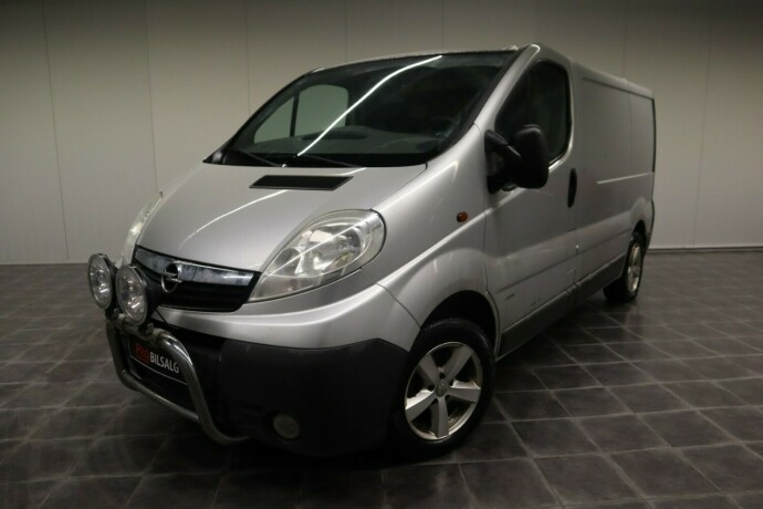 opel-vivaro-diesel-2010-big-0
