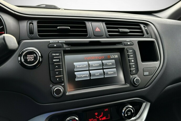 kia-rio-bensin-2013-big-24