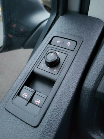 volkswagen-transporter-diesel-2018-big-24