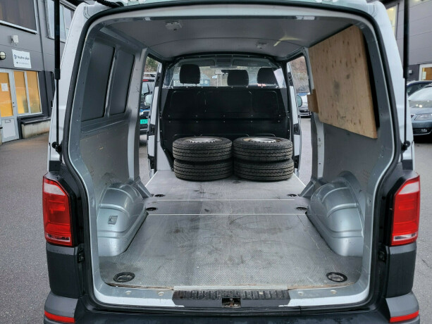 volkswagen-transporter-diesel-2018-big-11