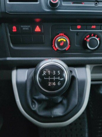 volkswagen-transporter-diesel-2018-big-21