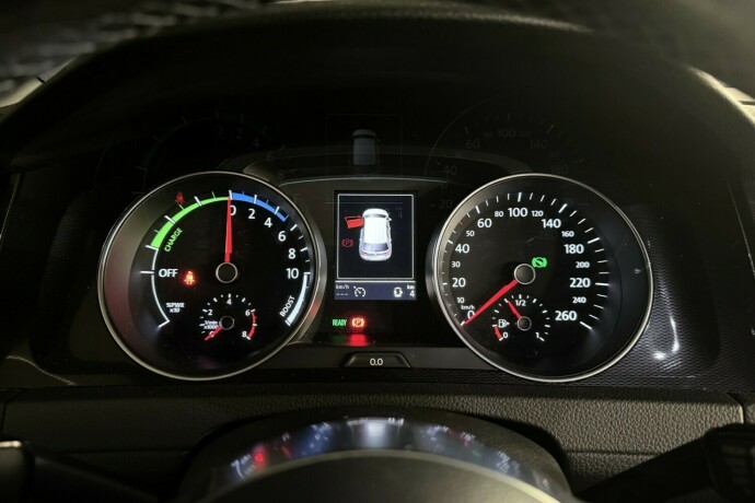 volkswagen-golf-elektrisitetbensin-2016-big-24