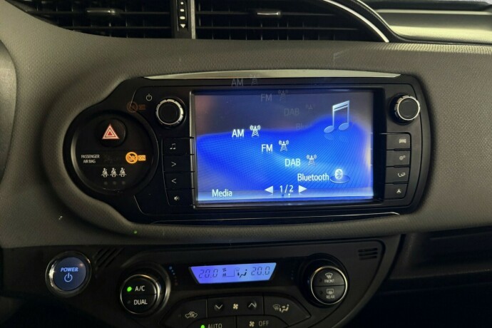 toyota-yaris-elektrisitetbensin-2014-big-24