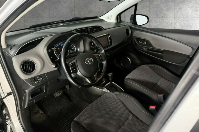 toyota-yaris-elektrisitetbensin-2014-big-8