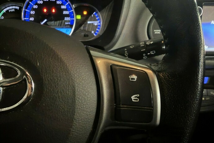 toyota-yaris-elektrisitetbensin-2014-big-26