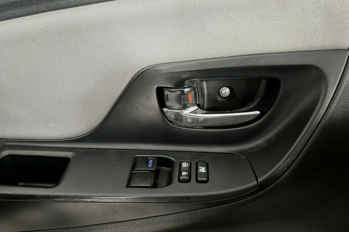 toyota-yaris-elektrisitetbensin-2014-big-25