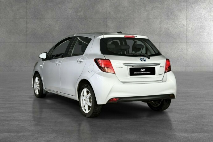 toyota-yaris-elektrisitetbensin-2014-big-2