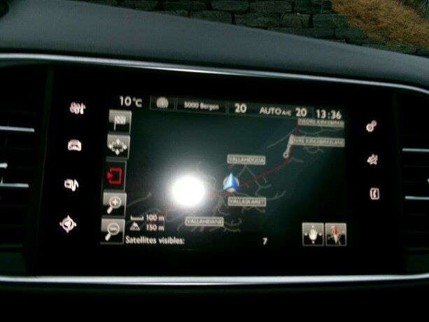 peugeot-308-bensin-2015-big-13