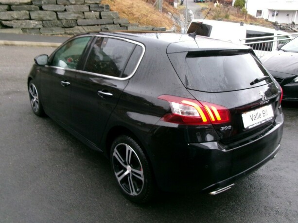 peugeot-308-bensin-2015-big-3