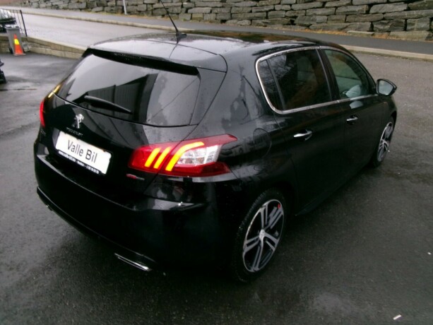 peugeot-308-bensin-2015-big-5