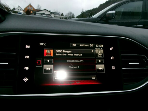 peugeot-308-bensin-2015-big-17