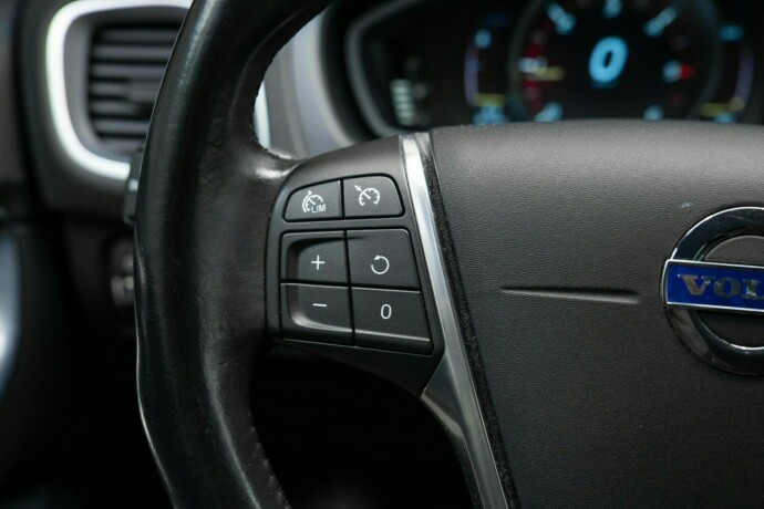 volvo-v40-diesel-2013-big-14