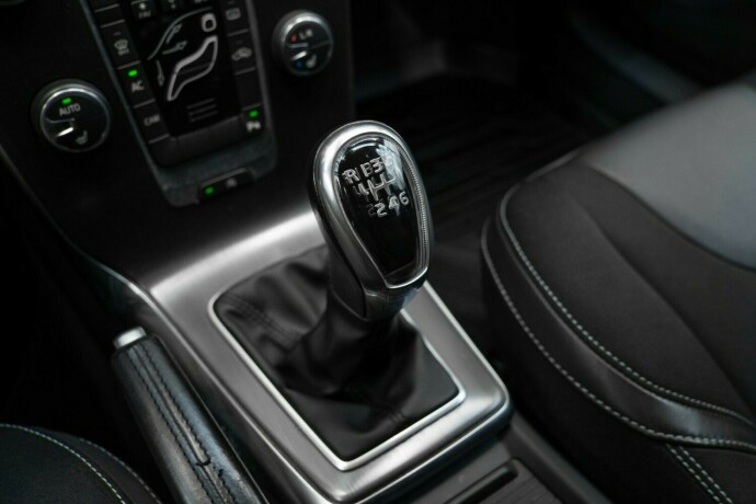 volvo-v40-diesel-2013-big-19