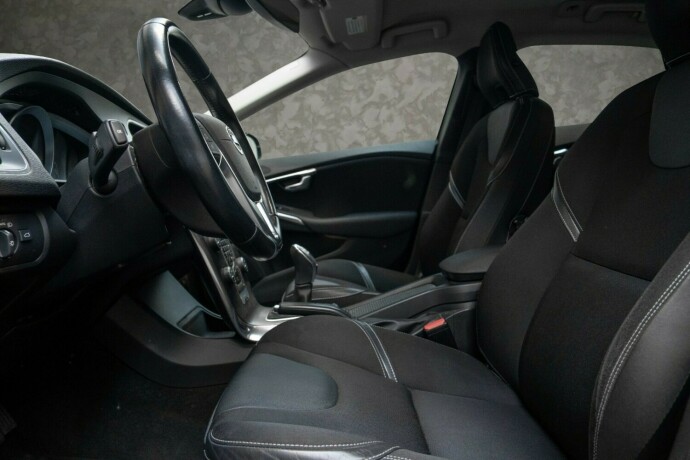 volvo-v40-diesel-2013-big-25