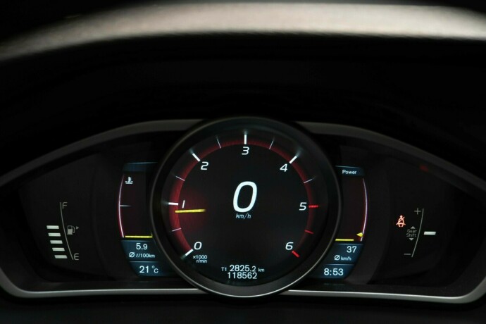 volvo-v40-diesel-2013-big-12