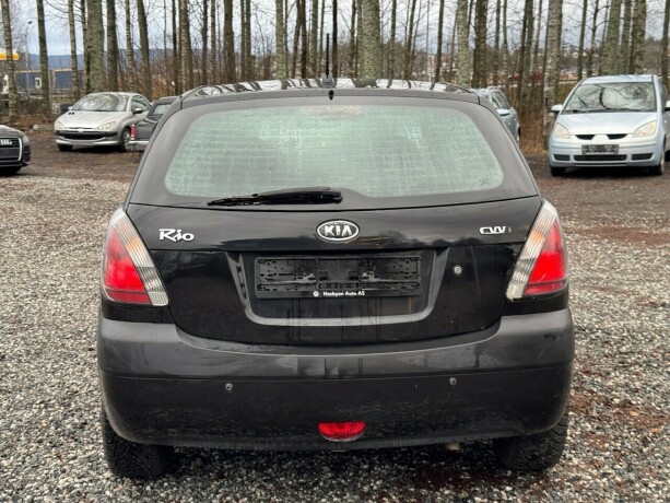 kia-rio-bensin-2005-big-5